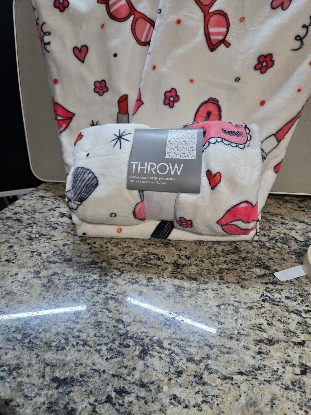 Source Unknown White Plush Throw Blanket with Pink Lip & Heart Print